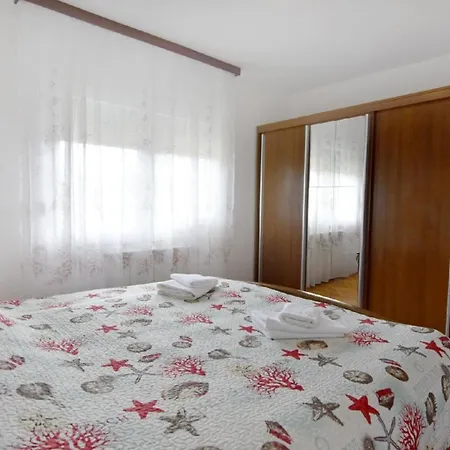 Apartment Zwei-zimmer-wohnung In Der Naehe Des Meeres Umag