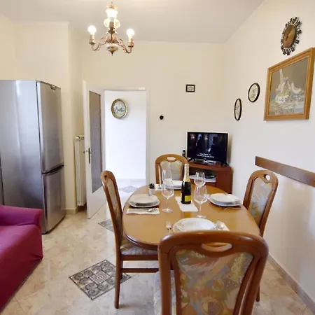 Zwei-zimmer-wohnung In Der Naehe Des Meeres