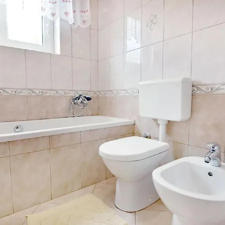 Apartment Zwei-zimmer-wohnung In Der Naehe Des Meeres Umag